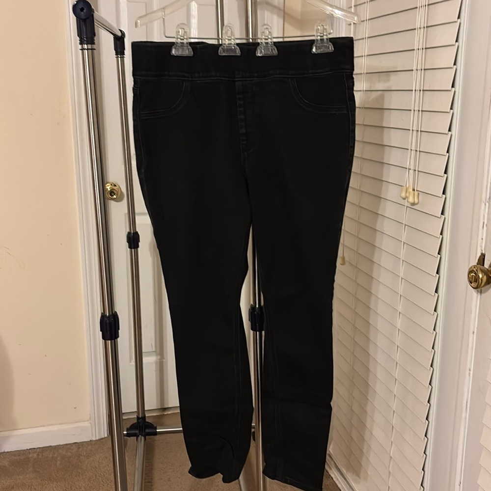 Women’s blackl jeans